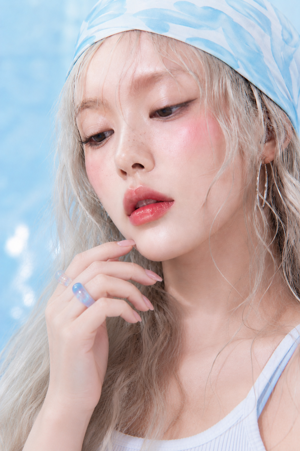 푸른 스카프를 두른 금발 모델의 뷰티 초상