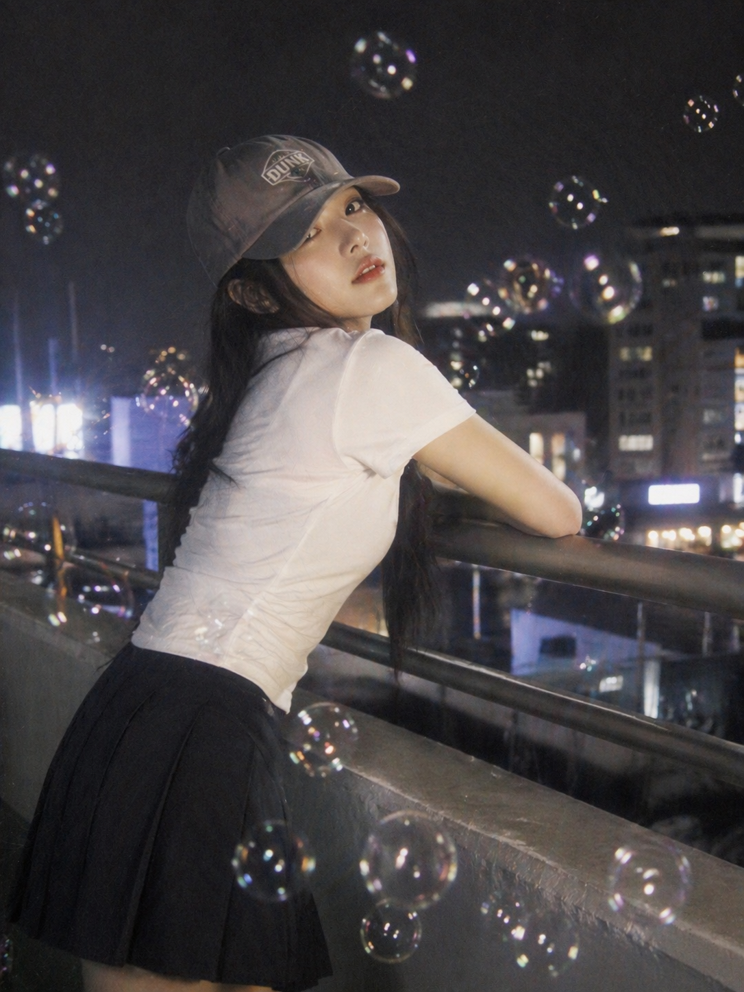 밤거리 비눗방울 사이에 선 여성