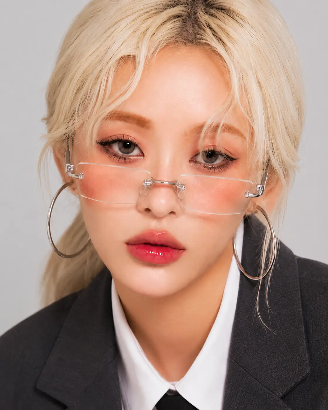 모공과 미세한 피부결이 자연스럽게 남아 있는 AI 인물