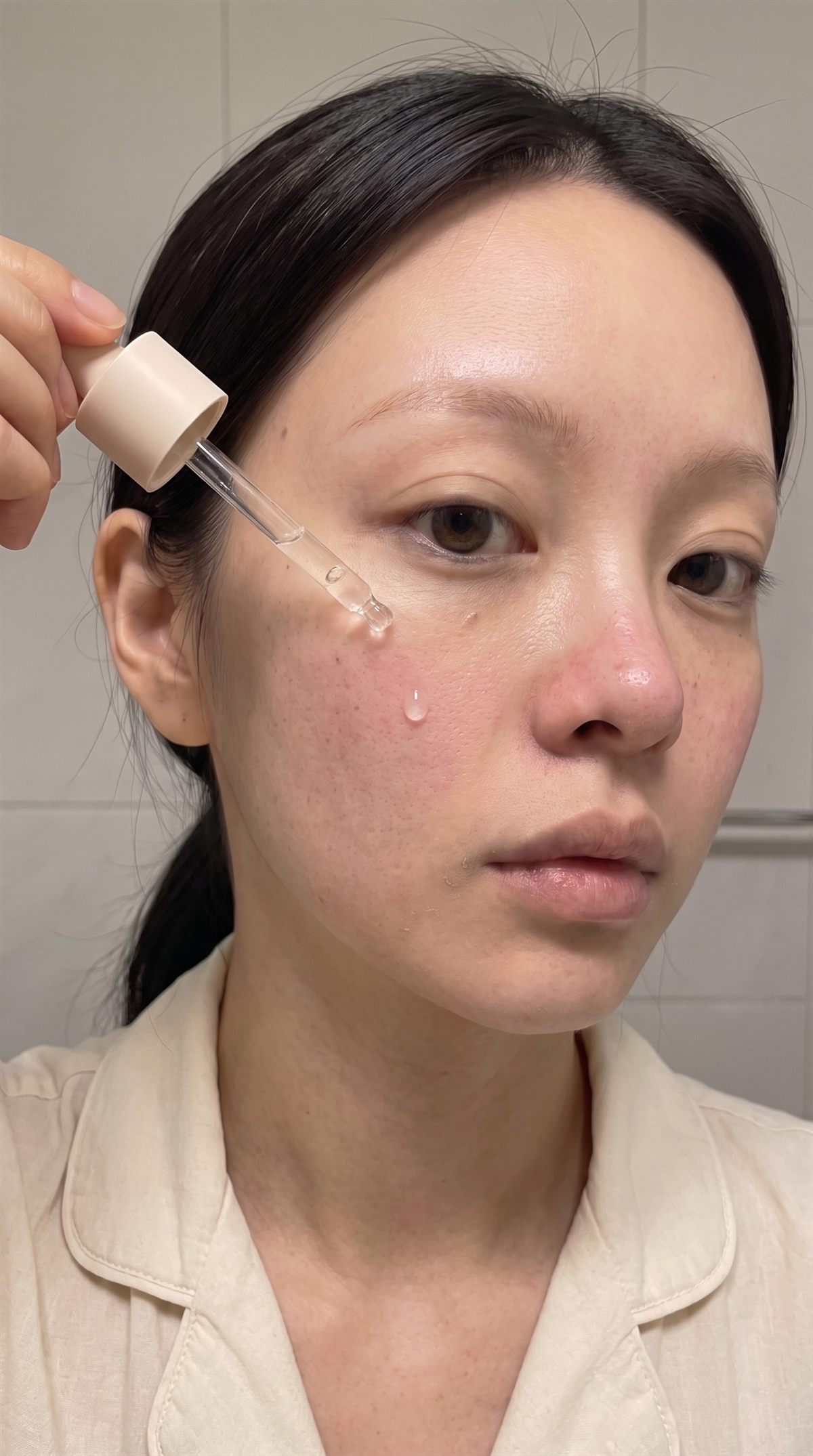 인물과 스포이드가 비대칭으로 배치된 HEZZ 세럼 도포 장면